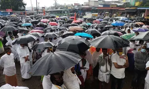 படுக மக்களின் குல தெய்வக் கோவிலை அறநிலையத்துறை கையகப்படுத்த எதிர்ப்பு- கொட்டும் மழையிலும் போராட்டம் !