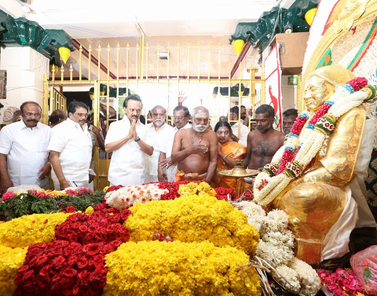 கடந்த ஆண்டு தேவர் குருபூஜையில் விபூதியை கீழே கொட்டிய ஸ்டாலின் இந்த ஆண்டும் தேவர்  குருபூஜைக்கு வருகிறார் !