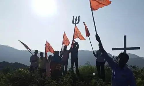 மலை குன்று மீது பாதிரியார்கள் வைத்த சிலுவையை தூக்கியெறிந்து திரிசூலத்தை நட்ட இந்து முன்னணி: தருமபுரியில் அதிரடி!