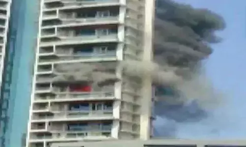 மும்பை: தீ விபத்தால் 19 மாடியில் இருந்து தப்பிக்க குதித்தவர் பலி !