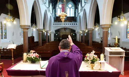 கர்நாடகா: மதமாற்ற தடை சட்டம் இருந்தும் மத மாற்றத்தில் ஈடுப்பட்ட பாதிரியார் கைது: இந்து அமைப்பு வரவேற்பு!