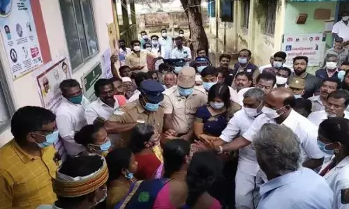 6 மாதம் சம்பளம் இல்லை: தி.மு.க. அமைச்சர் காலில் விழுந்து கதறிய தூய்மை பணியாளர்கள்!