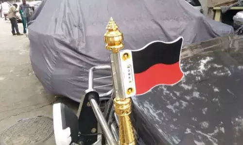 தி.மு.க காரையே எடுக்க சொல்றியா என போலீஸ் கன்னத்தில் அறைந்த தி.மு.க அமைச்சரின் உதவியாளர் !