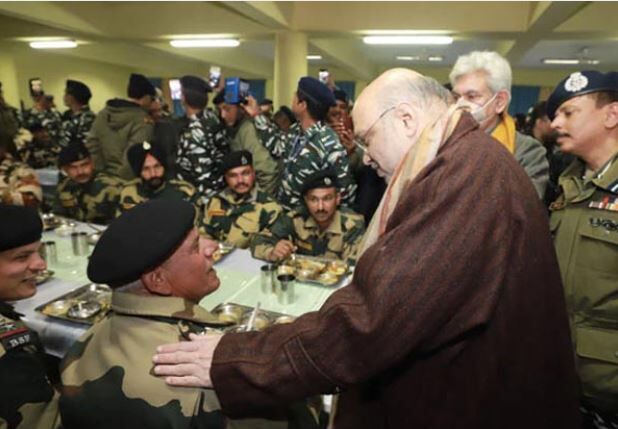 புல்வாமா: சி.ஆர்.பி.எப்., முகாமில் இரவு தங்கி வீரர்களுடன் உணவருந்திய மத்திய உள்துறை அமைச்சர் அமித்ஷா!