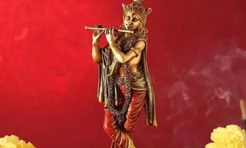 வீட்டில் கிருஷ்ணரின் திருவுருவச்சிலை வைத்திருப்பவரா? அவசியம் இதை படியுங்கள்.