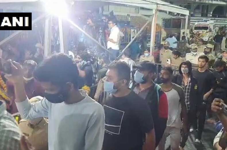 நடிகர் புனித் ராஜ்குமார் உடலுக்கு அஞ்சலி செலுத்த நீண்ட வரிசையில் காத்திருக்கும் ரசிகர்கள் !