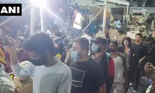 நடிகர் புனித் ராஜ்குமார் உடலுக்கு அஞ்சலி செலுத்த நீண்ட வரிசையில் காத்திருக்கும் ரசிகர்கள் !