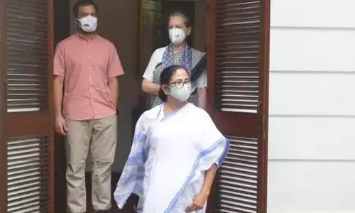 பா.ஜ.கவை எதிர்ப்பதை விட்டுவிட்டு என்னை எதிர்க்கின்றனர் - காங்கிரஸை குறிப்பிட்டு தலையில் அடித்துகொள்ளும் மம்தா !