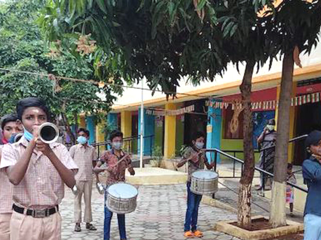 கோவை: மாநகராட்சி பள்ளியில் பேண்ட் வாத்தியம் இசையுடன் மாணவர்களுக்கு உற்சாக வரவேற்பு!