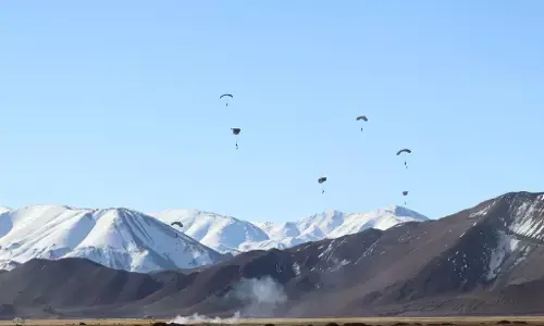 சீனாவுக்கு மரண பயத்தை காட்டும் இந்திய ராணுவம்: 14,000 அடி உயரத்தில் பாராசூட் வான்வழி பயிற்சி !