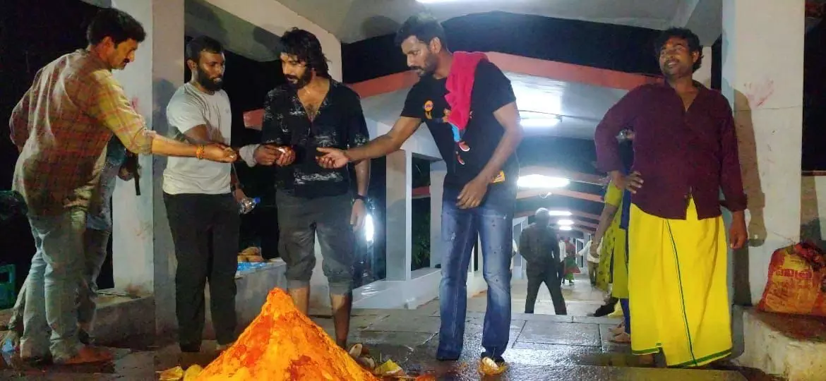 எனிமிக்காக ஏழுமலையானை நடந்தே சென்று தரிசித்த விஷால் எனிமிக்காக ஏழுமலையானை நடந்தே சென்று தரிசித்த விஷால்