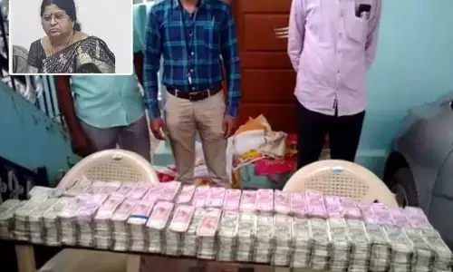 லஞ்ச ஒழிப்பு போலீசார் சோதனை: 2000 ரூபாய் நோட்டு கட்டுகளுடன் பெண் அதிகாரி சிக்கினார்!