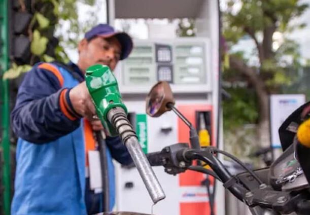 புதுச்சேரியில் 12 ரூபாய் குறைந்த பெட்ரோல் விலை !  தமிழகத்தில் விடியல் அரசு எப்போது குறைக்கும் ? எதிர்பார்ப்பில் பொதுமக்கள்!
