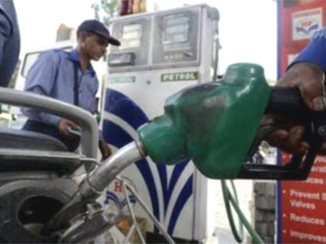 பெட்ரோல் விலை குறைந்ததால் கடலூரில் இருந்து புதுச்சேரிக்கு படையெடுக்கும் வாகன ஓட்டிகள்!