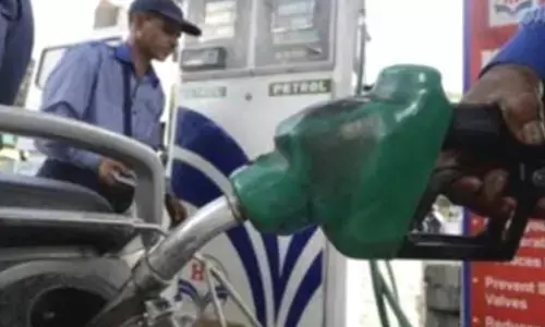 பெட்ரோல் விலை குறைந்ததால் கடலூரில் இருந்து புதுச்சேரிக்கு படையெடுக்கும் வாகன ஓட்டிகள்!