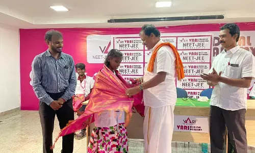 நீட் தேர்வில் வெற்றிபெற்ற மாணவி சங்கவியை  சந்தித்து வாழ்த்துக் கூறிய அர்ஜுன் சம்பத் !