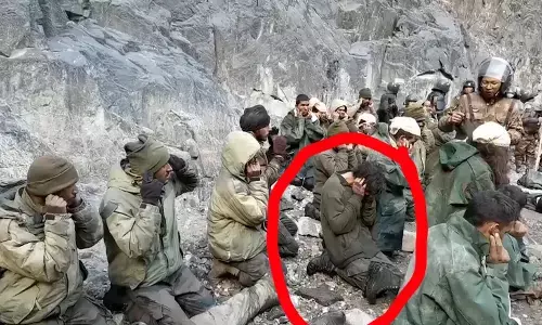 Fact Check: இந்திய ராணுவ வீரர்கள் சரணடைந்த புகைப்படங்கள்- சீனப் பிரச்சாரமா?