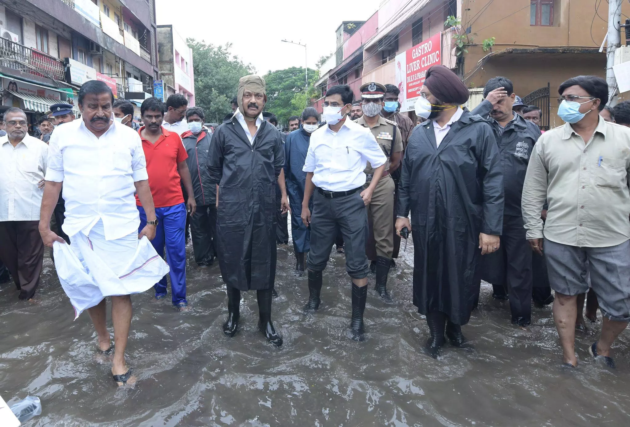 தத்தளிக்கும் சென்னை - புகைப்படங்கள் எடுப்பதில் குறியாக இருக்கும் முதல்வரின் பட்டாளம் !