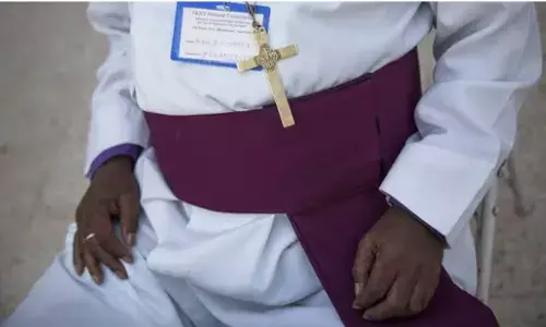 மதமாற்ற முயற்சித்த பாதிரியாரை பூட்டி வைத்த ஸ்ரீ ராம் சேனா அமைப்பினர் - சமாளித்து ஓடிய பாதிரியார் !