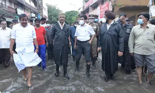 தத்தளிக்கும் சென்னை - புகைப்படங்கள் எடுப்பதில் குறியாக இருக்கும் முதல்வரின் பட்டாளம் !