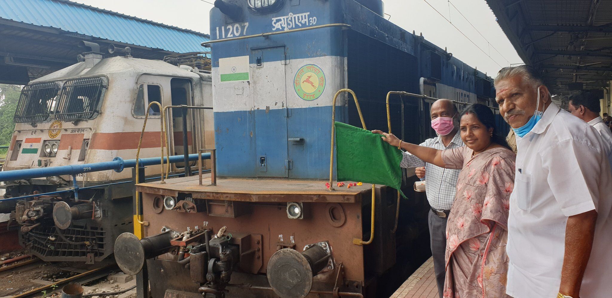 கோவை, பழனி எக்ஸ்பிரஸ் ரயிலை கொடியசைத்து துவக்கி வைத்த பா.ஜ.க. எம்.எல்.ஏ. வானதி சீனிவாசன்!