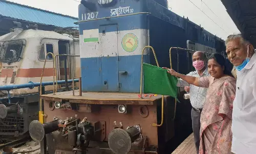 கோவை, பழனி எக்ஸ்பிரஸ் ரயிலை கொடியசைத்து துவக்கி வைத்த பா.ஜ.க. எம்.எல்.ஏ. வானதி சீனிவாசன்!