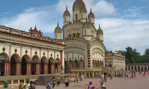 இராமகிருஷ்ணர் வாழ்ந்த தக்‌ஷிணேஷ்வர காளி கோவில் குறித்த ஆச்சர்ய கதை !