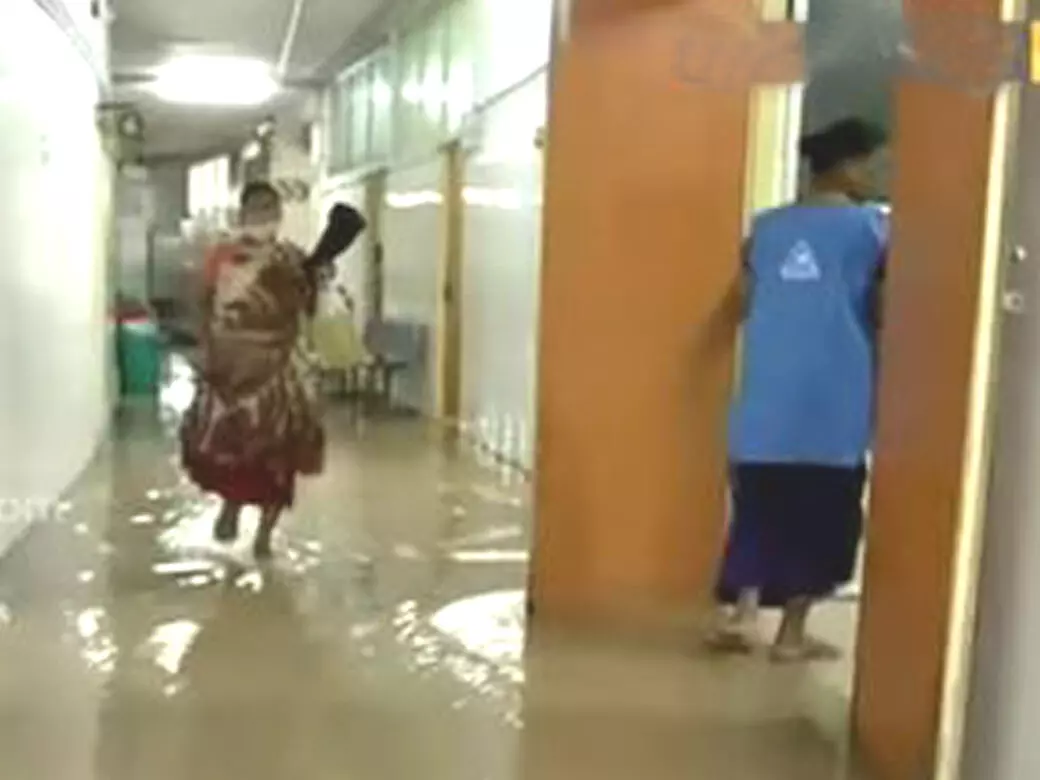 விடியல் அரசின் அலட்சியம்: அரசு மருத்துவமனைக்குள் புகுந்த மழைநீர்! நோயாளிகள், மருத்துவர்கள் கடும் அவதி!