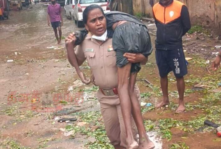 மழையில் நனைந்து மயங்கி கிடந்த கல்லறை ஊழியரை மீட்டு தோளில் சுமந்து சென்ற பெண் இன்ஸ்பெக்டர்!