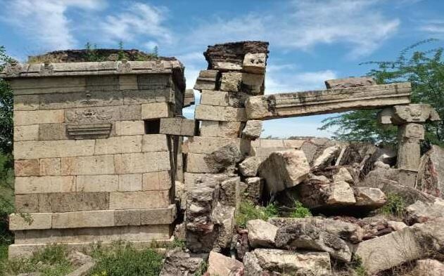 மதுரை: கி.பி. 13ம் நூற்றாண்டைச் சேர்ந்த கல்வெட்டும், சிதைந்த நிலையில் சிவன் கோயிலும் கண்டுப்பிடிப்பு!