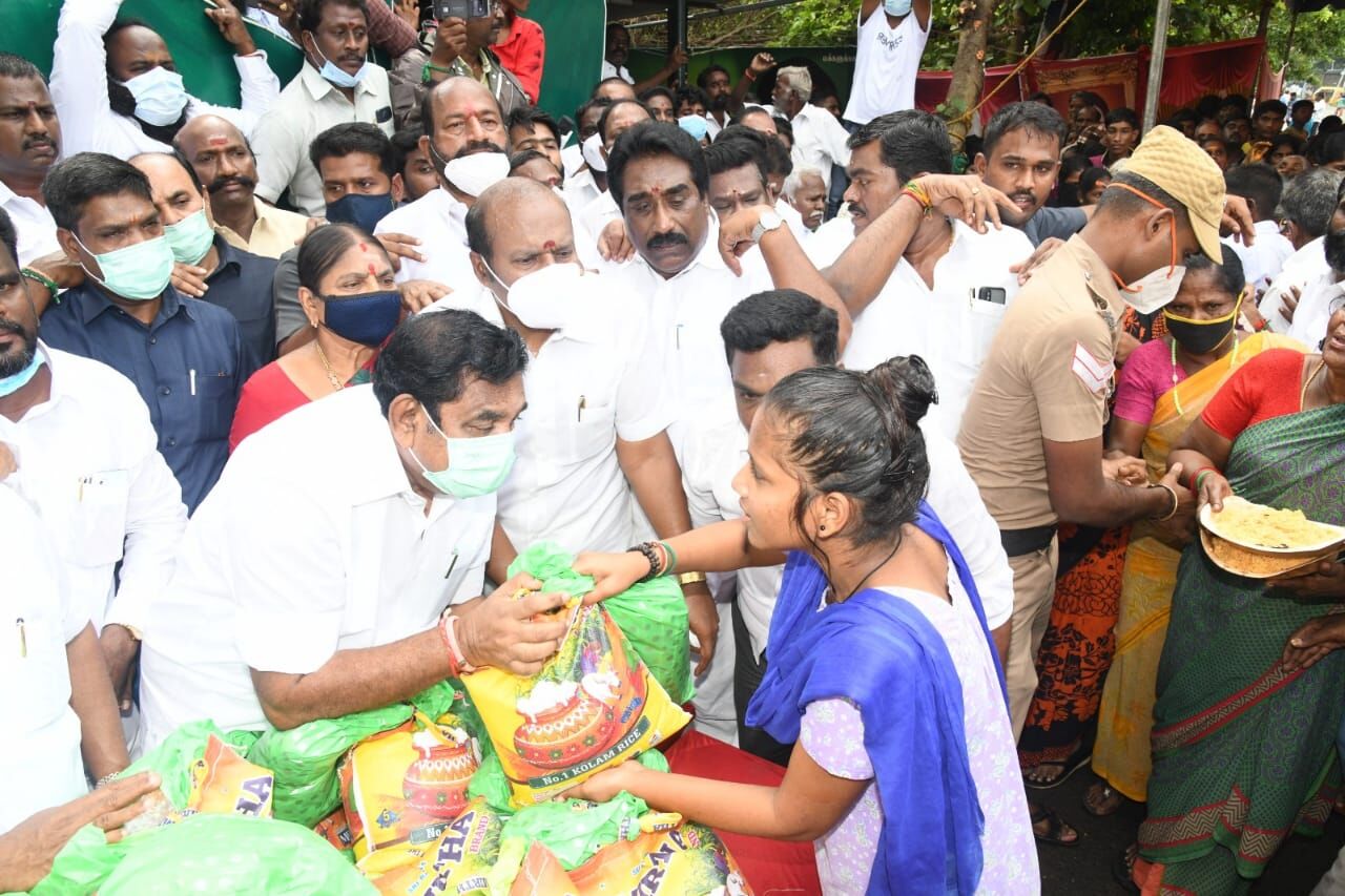 சென்னையில்  3வது நாளாக நிவாரண உதவிகளை வழங்கி வரும் எடப்பாடி பழனிசாமி!