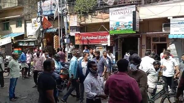 தேங்கி நிற்கும் மழைநீரை அகற்றக்கோரி போராடிய மக்களை அடித்தே விரட்டிய தி.மு.க-வினர்! நம்பி ஓட்டு போட்ட மக்களுக்கு இதெல்லாம் தேவை தானா?