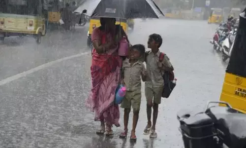 கனமழையால் இன்று எந்தெந்த மாவட்டங்களில் பள்ளி, கல்லூரிகளுக்கு விடுமுறை!