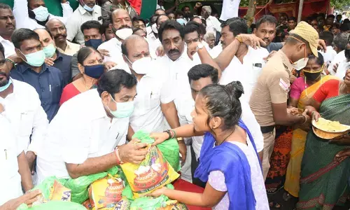 சென்னையில்  3வது நாளாக நிவாரண உதவிகளை வழங்கி வரும் எடப்பாடி பழனிசாமி!