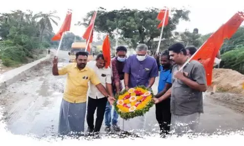 திருச்செந்தூரில் குண்டும், குழியுமான சாலைக்கு,   மலர் வளையம் வைத்து, நூதன முறையில்  போராட்டம் நடத்திய  இந்து முன்னணி  !