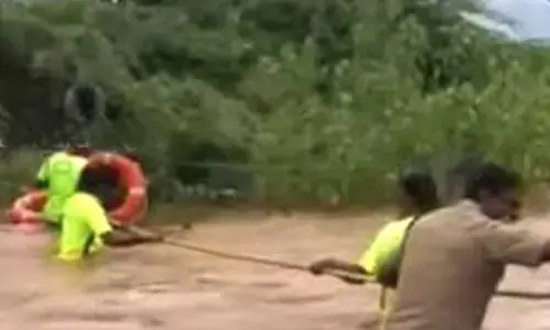 நெல்லை அருகே காட்டாற்று வெள்ளத்தில சிக்கிய 9 பேரை மீட்ட தீயணைப்புத்துறை!