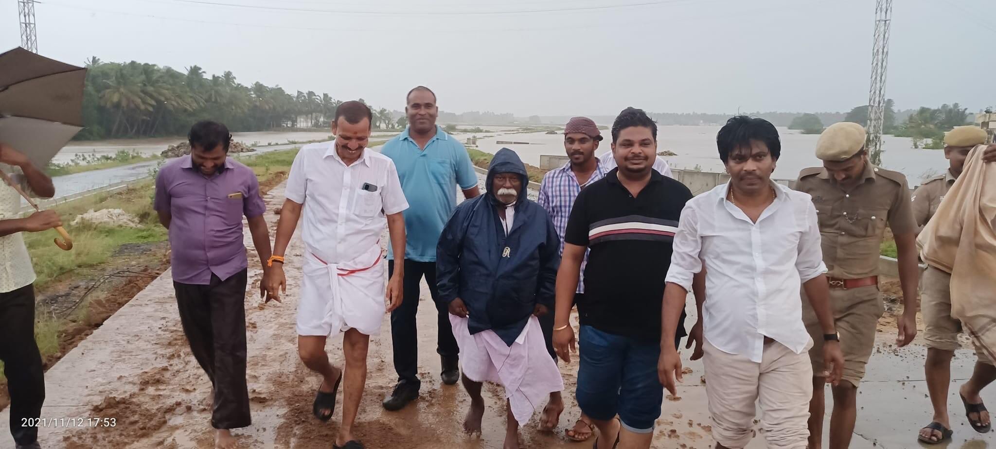 கனமழை எதிரொலி: 18 வயது இளைஞரை போன்று ஓடி, ஓடி மக்கள் பணி செய்யும் பா.ஜ.க. எம்.எல்.ஏ. எம்.ஆர்.காந்தி!