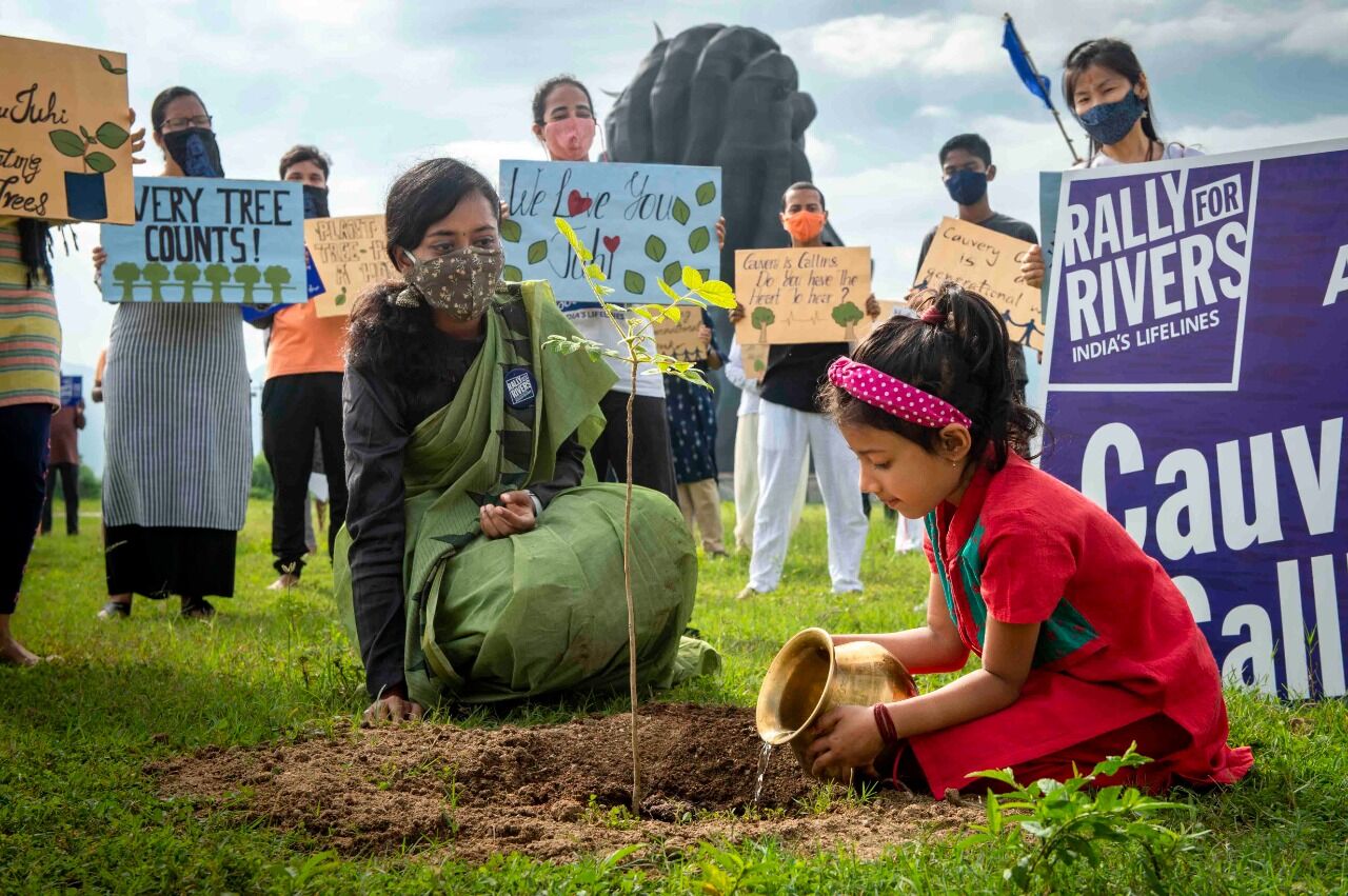 நடிகை ஜூஹி சாவ்லாவின் பிறந்தநாள்: மரக்கன்று நட்டு வாழ்த்து கூறிய காவேரி கூக்குரல் இயக்கம் !