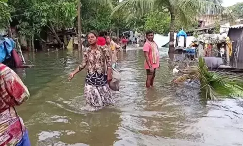 வீடுகளை சூழ்ந்துள்ள வெள்ளம், 2 நாட்கள் ரயில் நிலையத்தில் பொழுதை கழித்த நரிக்குறவ மக்கள் ! கண்டுகொள்ளாத தி.மு.க. அரசு!