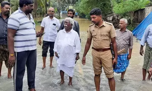 ஒரு புறம் மீட்பு பணி, மறு புறம் தடுப்பூசி குறித்த விழிப்புணர்வு ! பம்பரம் போன்று சுழலும் பா.ஜ.க  எம்.எல்.ஏ. எம்.ஆர்.காந்தி!