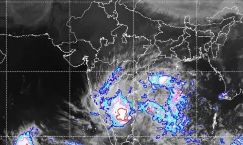 அதிகாலை சென்னை அருகே கரையை கடக்கும் காற்றழுத்த தாழ்வு மண்டலம்: கனமழை எச்சரிக்கை!