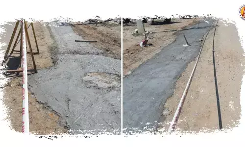 நேற்று  பழுதடைந்த   சாலைக்கு மலர் வளையம் வைத்து போராட்டம் நடத்திய இந்துமுன்னணி !  இன்று சாலைகள் சரி செய்யப்பட்டு வருகிறது !