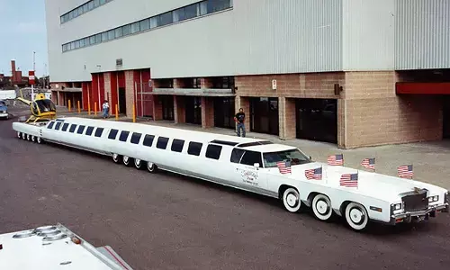 உலகிலேயே மிகவும் நீளமான கார்: இருபக்கமும் இயங்கக்கூடிய சிறப்பம்சம் !