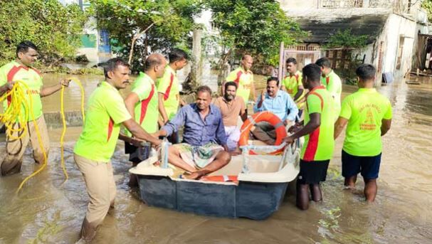 கனமழை எதிரொலி கடலூரில் 10 ஆயிரம் வீடுகளை சூழ்ந்த வெள்ளம் !