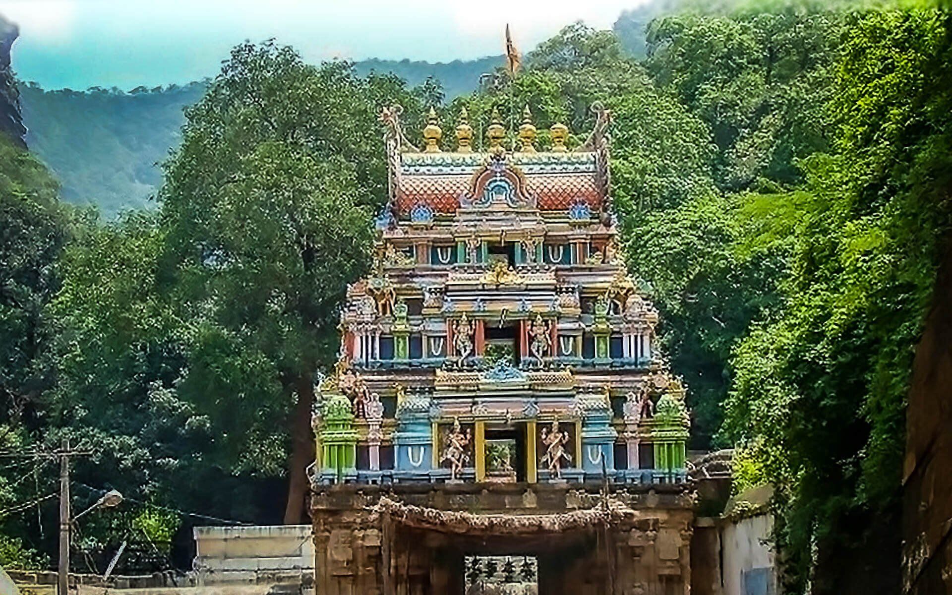 தமிழகத்தின் புகழ் பெற்ற மதுரை அழகர் கோவில் !