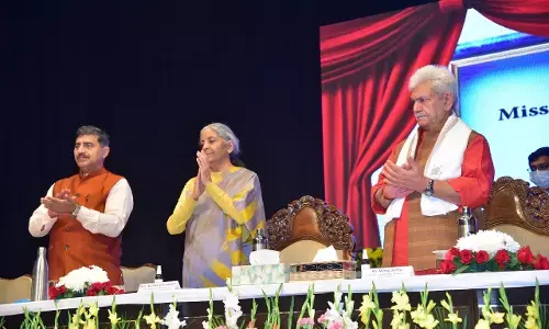 வங்கிகளில் இருந்து சட்டவிரோதமாக வாங்கிச்சென்ற பணத்தை திரும்ப பெறுவோம்: மத்திய நிதியமைச்சர் நிர்மலா சீதாராமன் சவால்!