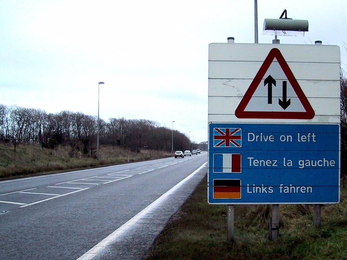 இடது பக்க போக்குவரத்து விதிகளை பின்பற்ற காரணம் என்ன ?