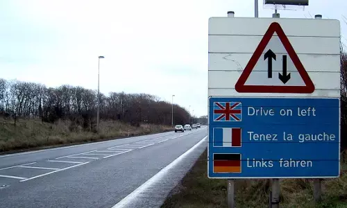 இடது பக்க போக்குவரத்து விதிகளை பின்பற்ற காரணம் என்ன ?