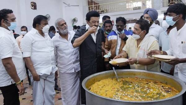 அம்மா உணவகத்தை காப்பியடித்து 500 கலைஞர் உணவகங்கள் அமைக்க திட்டமிடும் தி.மு.க - காசு மட்டும் மத்திய அரசிடமிருந்து வேண்டுமாம்!