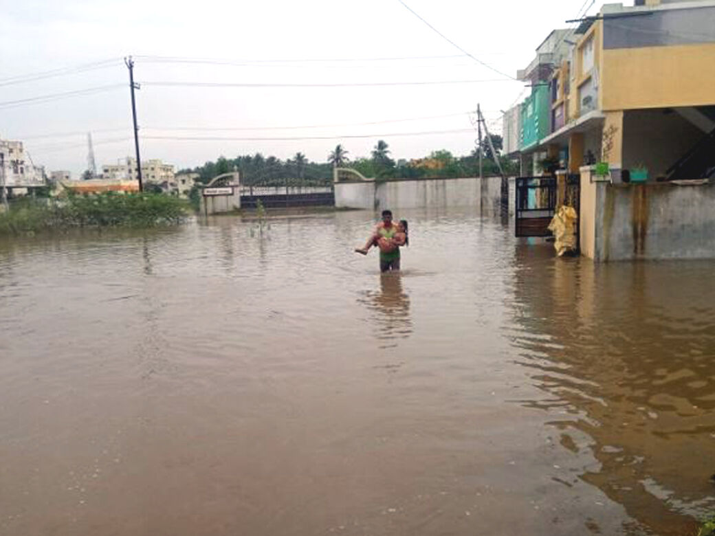 திருச்சியில் கனமழை: 500 வீடுகளை சூழ்ந்த நீர்:  படகுகள் மூலம் வெளியேறும் மக்கள்!